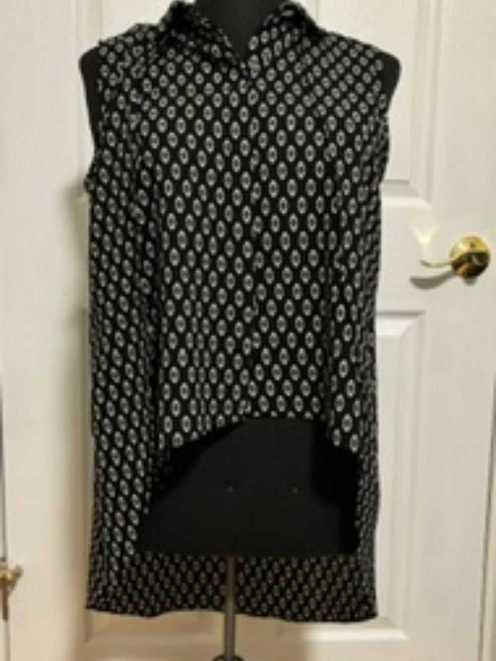 DEX women button down floaty collar sleeveless black/white asymmetric top Sz L